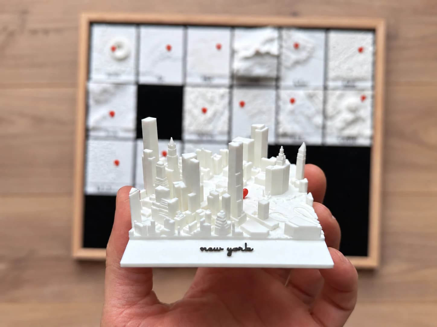 Die New-York-Kachel in der Hand: Hochhäuser, roter Herzpin und persönliche Beschriftung in der Detailansicht.