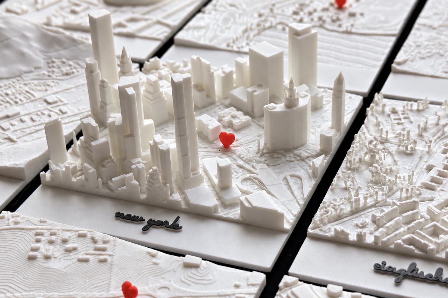 Das Relief einer New-York-Kachel mit markierten Straßen und Gebäuden im Detail