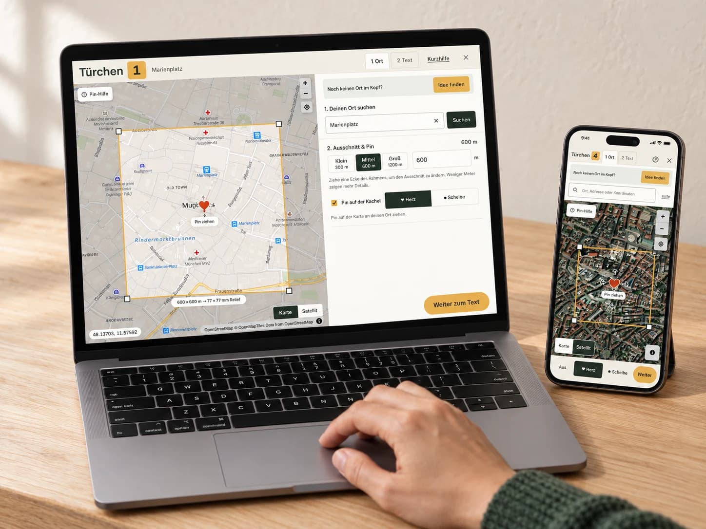 Laptop und Smartphone zeigen den 24Places-Konfigurator: Auf beiden Geräten lässt sich ein Kartenausschnitt mit Herzpin auswählen.