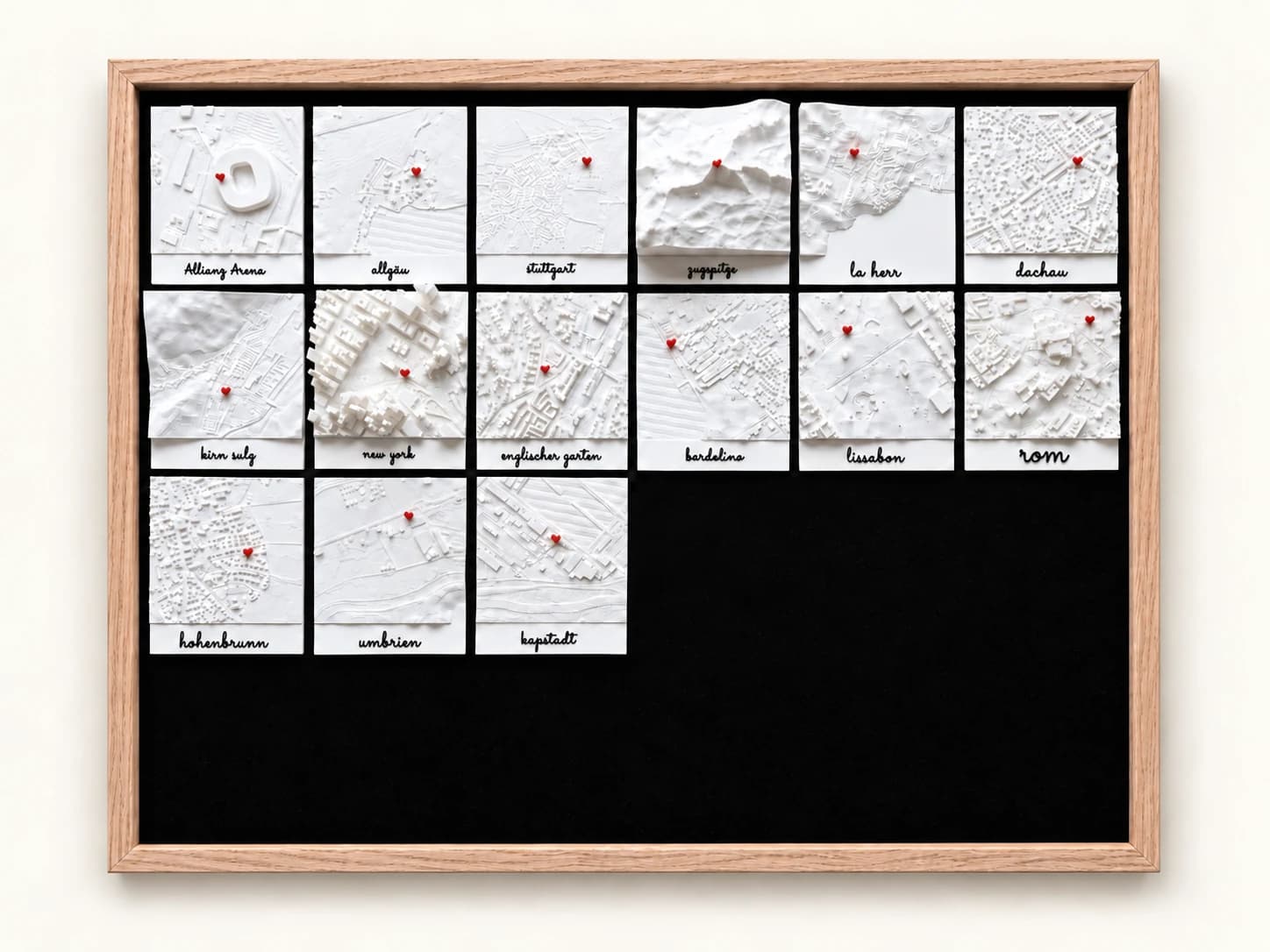 Kalender im Rahmen Eiche mit 15 beschrifteten Ortskacheln und freiem Platz für neun weitere.